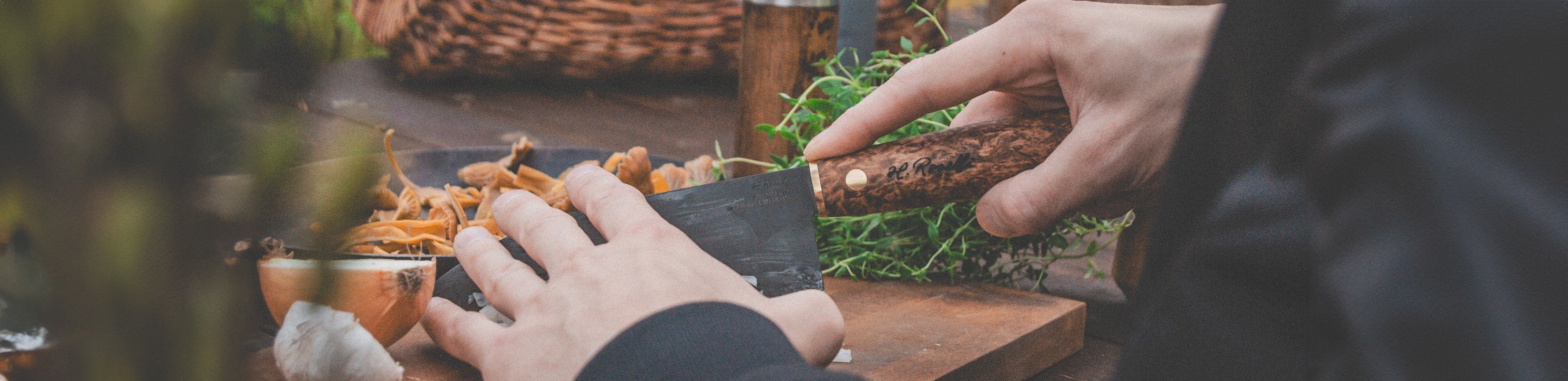 Chef knife in carbon steel and handle made out of curly birch handmade på Roselli 