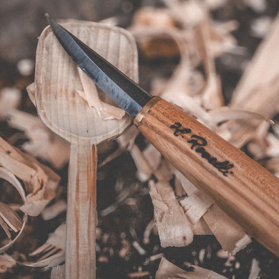 Rosellis Finnish handmade carving knife with a carbon steel blade and a handle of red elm.