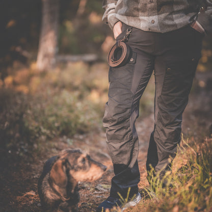 Roselli's dog leash made from genuine leather from Tärnsjö, Sweden. Practical hand loop and metal buckle.