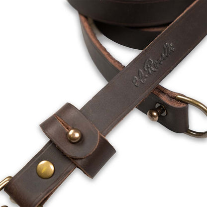 Roselli's dog leash made from genuine leather from Tärnsjö, Sweden. Practical hand loop and metal buckle.